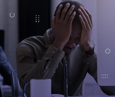 10 erros no atendimento ao cliente que a sua empresa deve evitar 3 Imagem ilustrativa de um homem insatisfeito com o atendimento que recebeu