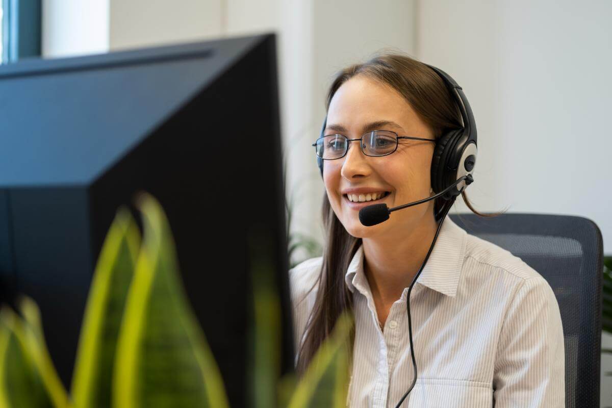 A importância do SAC para o sucesso empresarial 2 mulher no atendimento ao cliente, sac