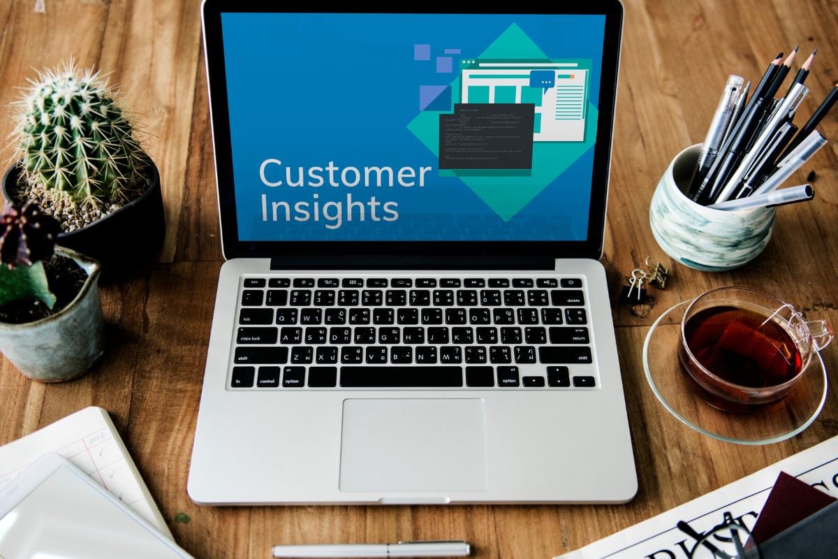 Como captar clientes pelo WhatsApp: 10 estratégias para atrair e converter 4 Notebook com painel de dados de clientes para acompanhar as métricas de captação