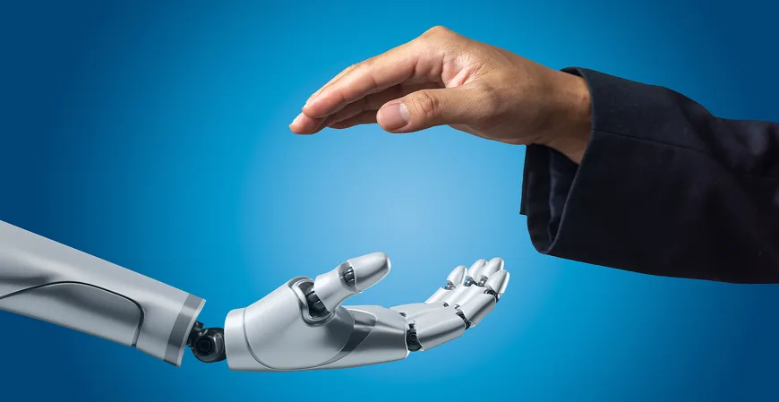 Mão humana e mão robótica se aproximando, representando a relação entre pessoas e inteligência artificial